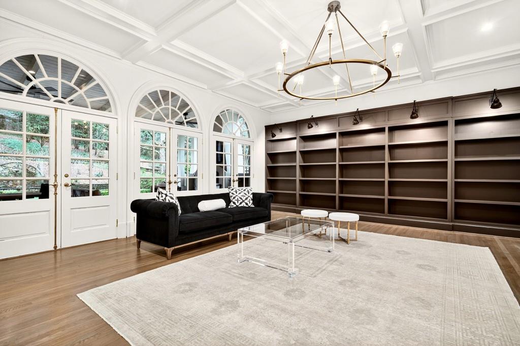 328 King Road NW