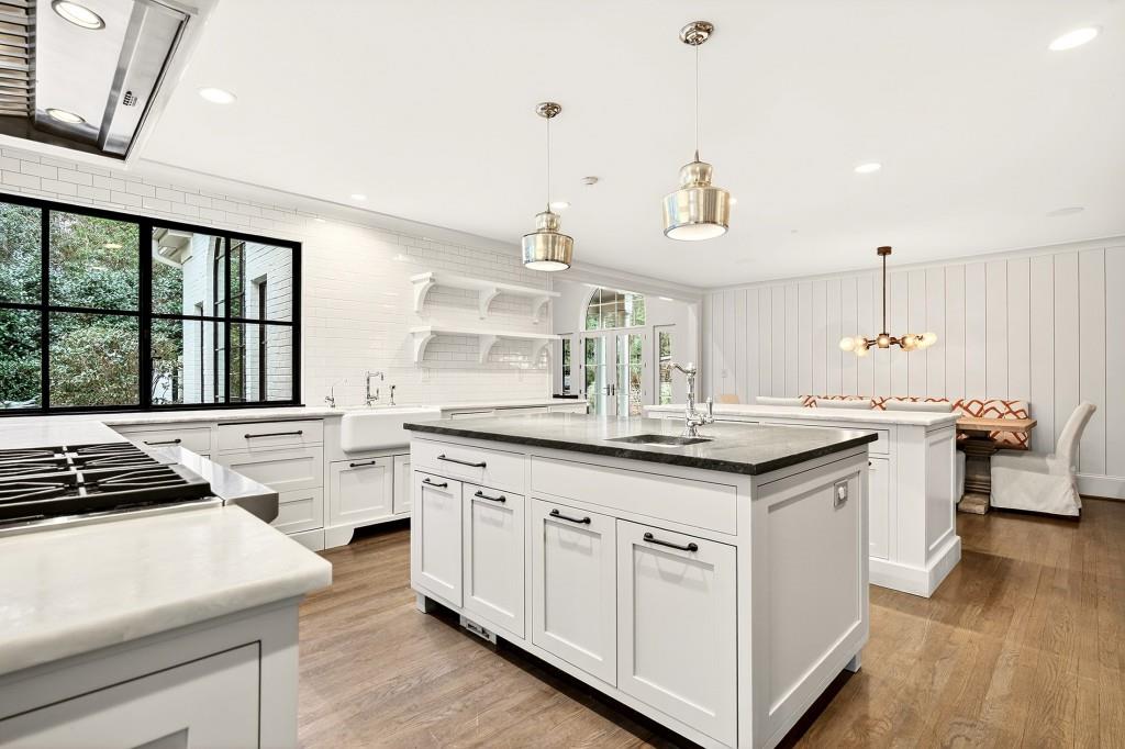 328 King Road NW