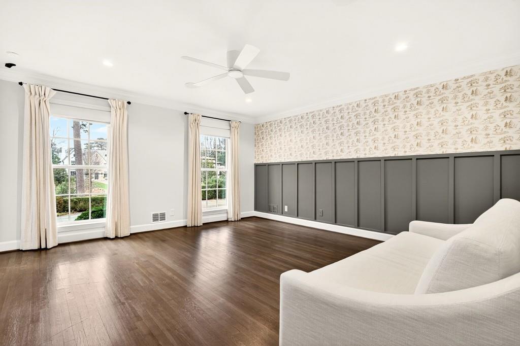 328 King Road NW