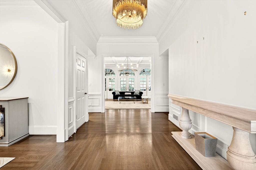 328 King Road NW