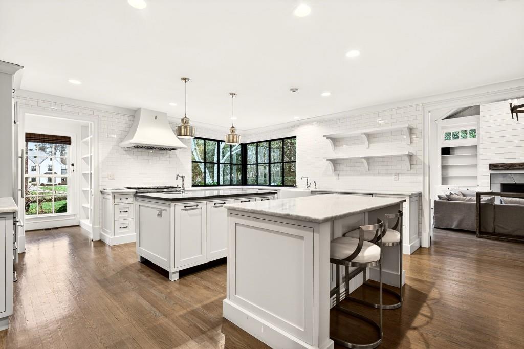 328 King Road NW