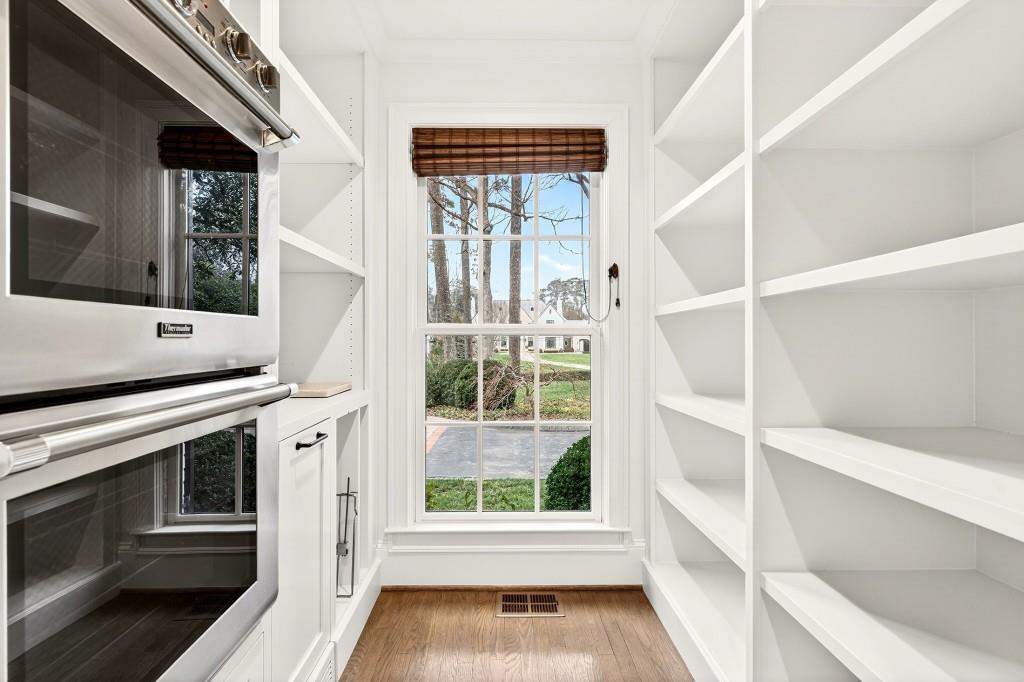328 King Road NW
