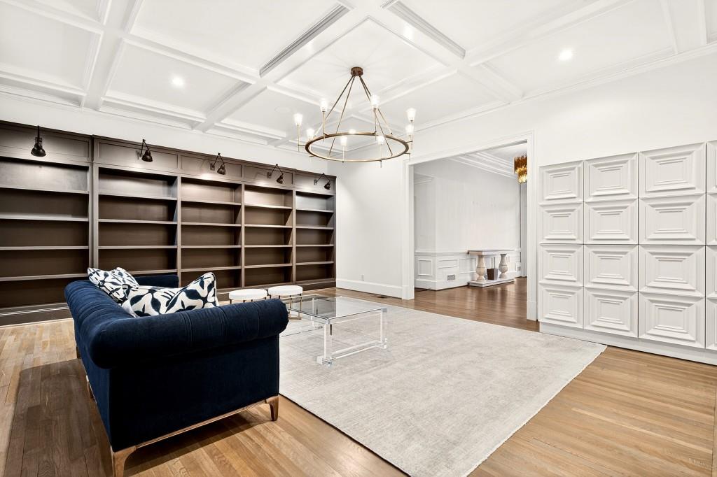 328 King Road NW