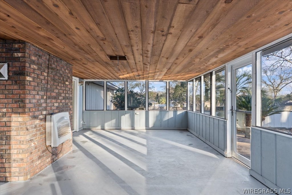 202 E Kingswood Drive