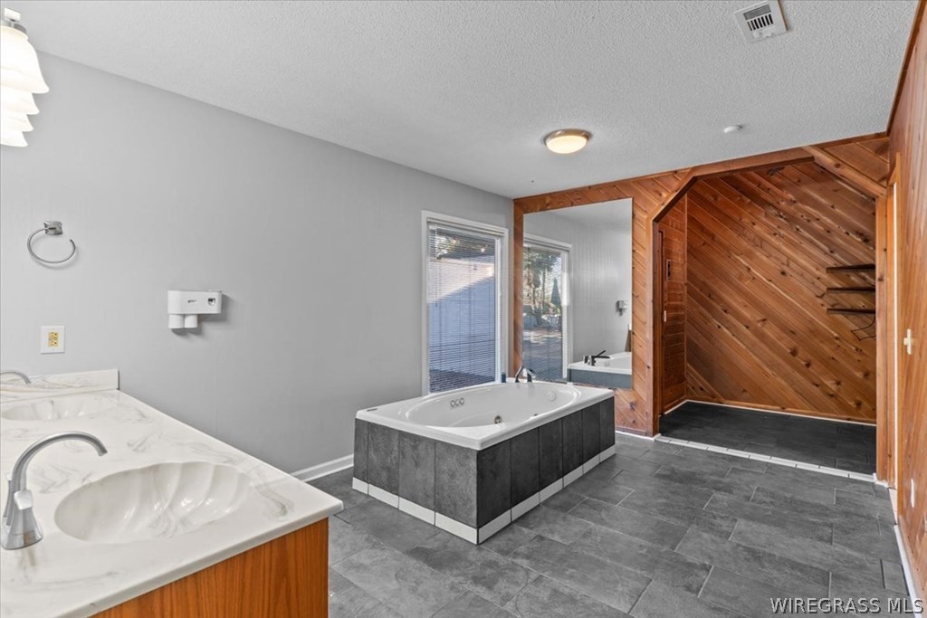 202 E Kingswood Drive