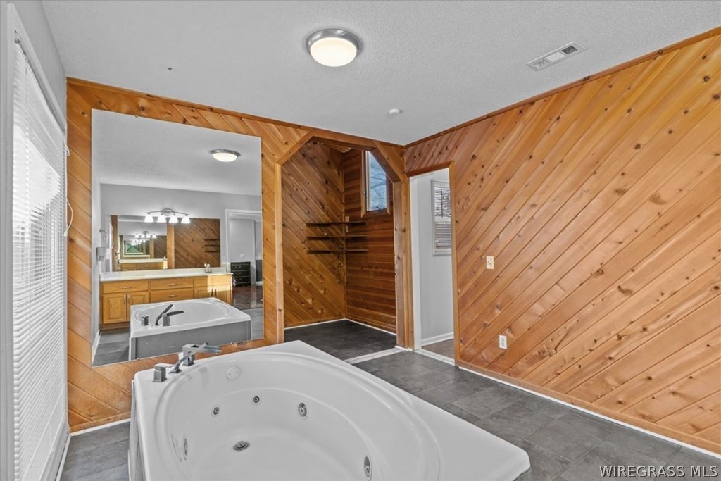 202 E Kingswood Drive