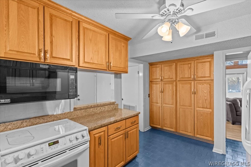 202 E Kingswood Drive