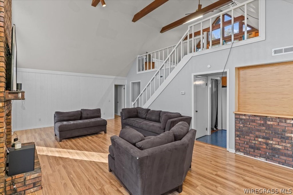 202 E Kingswood Drive