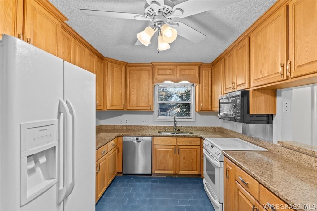 202 E Kingswood Drive