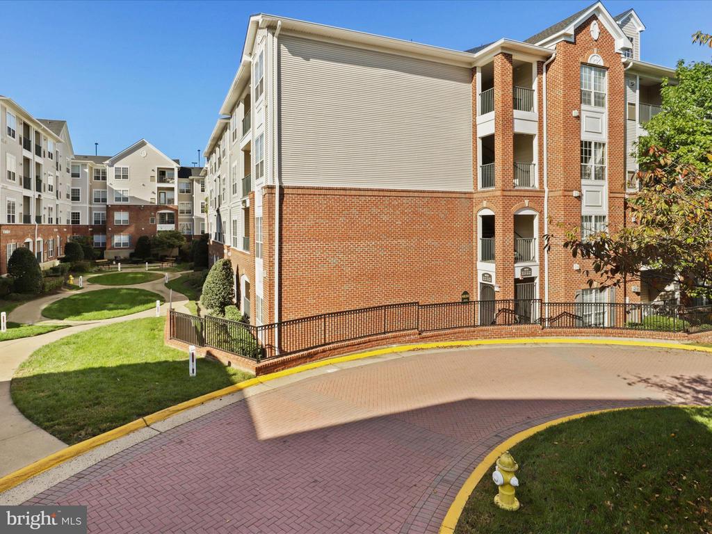 4870 Eisenhower Ave #405