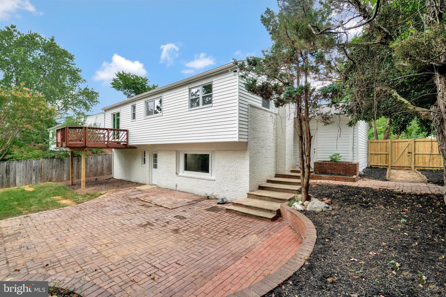 512 Robinson Ct