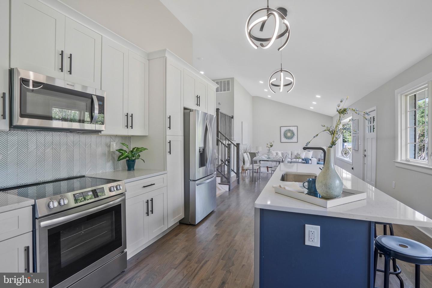 512 Robinson Ct