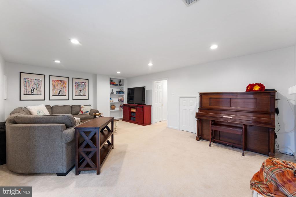 7125 Lake Cove Dr