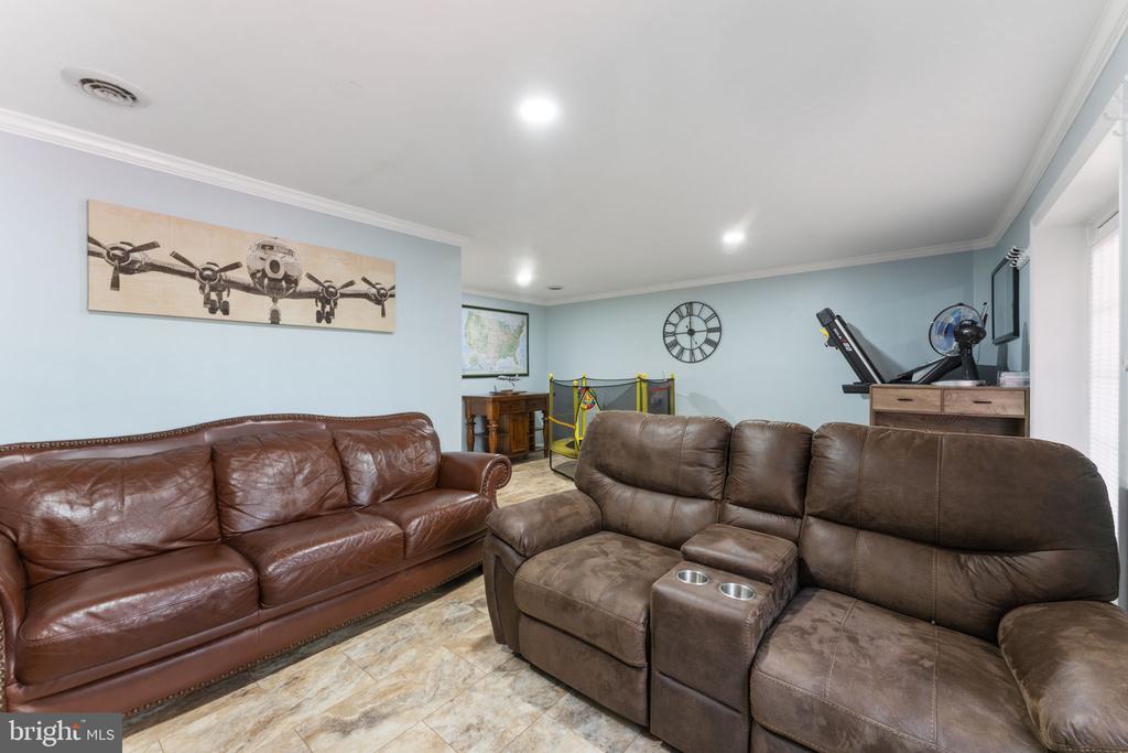 7127 Lake Cove Dr