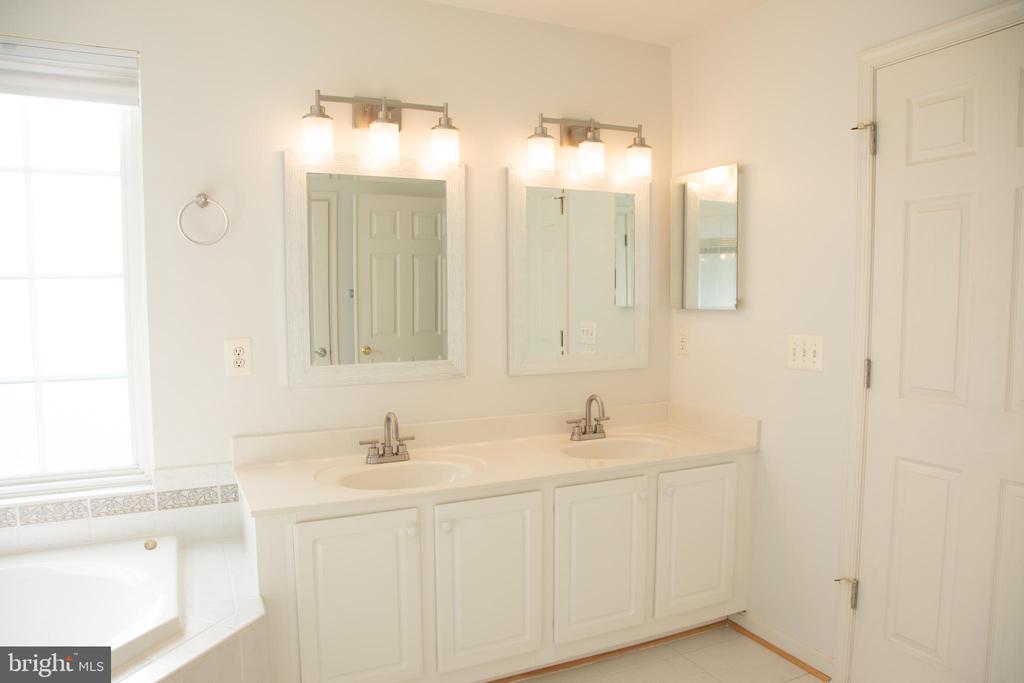 3347 WILTON CREST CT