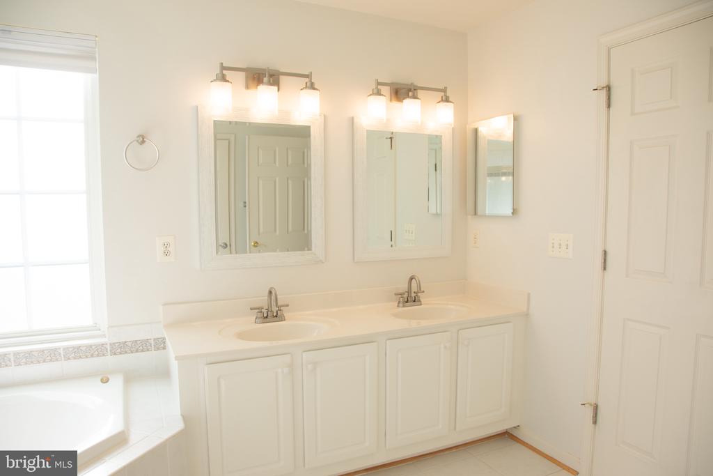 3347 WILTON CREST COURT