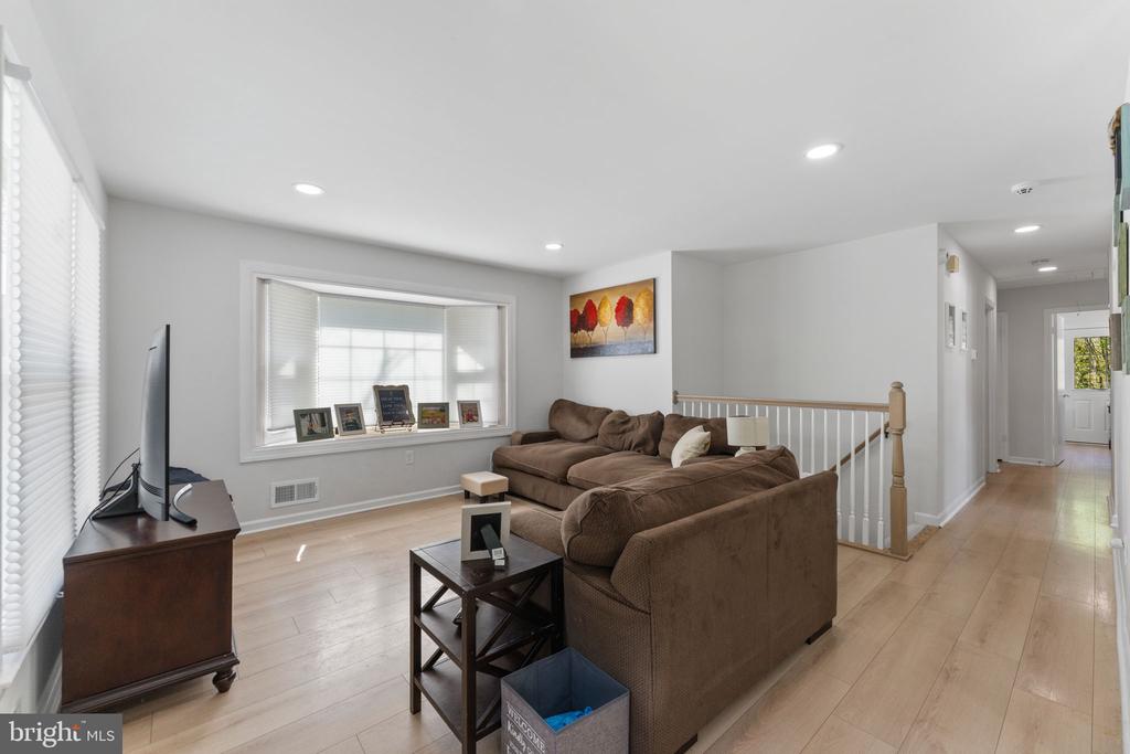 12816 Greenhall Dr