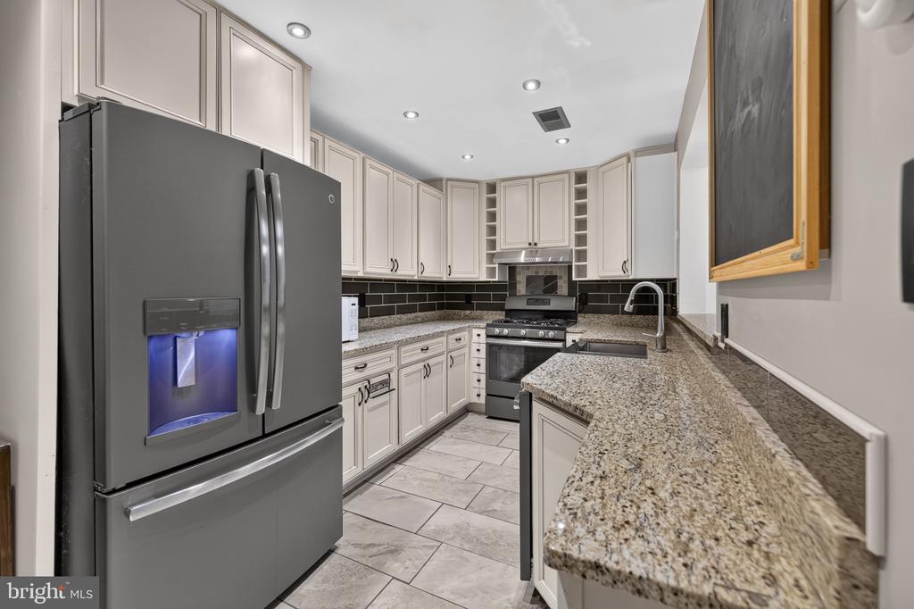 12585 KEMPSTON LANE