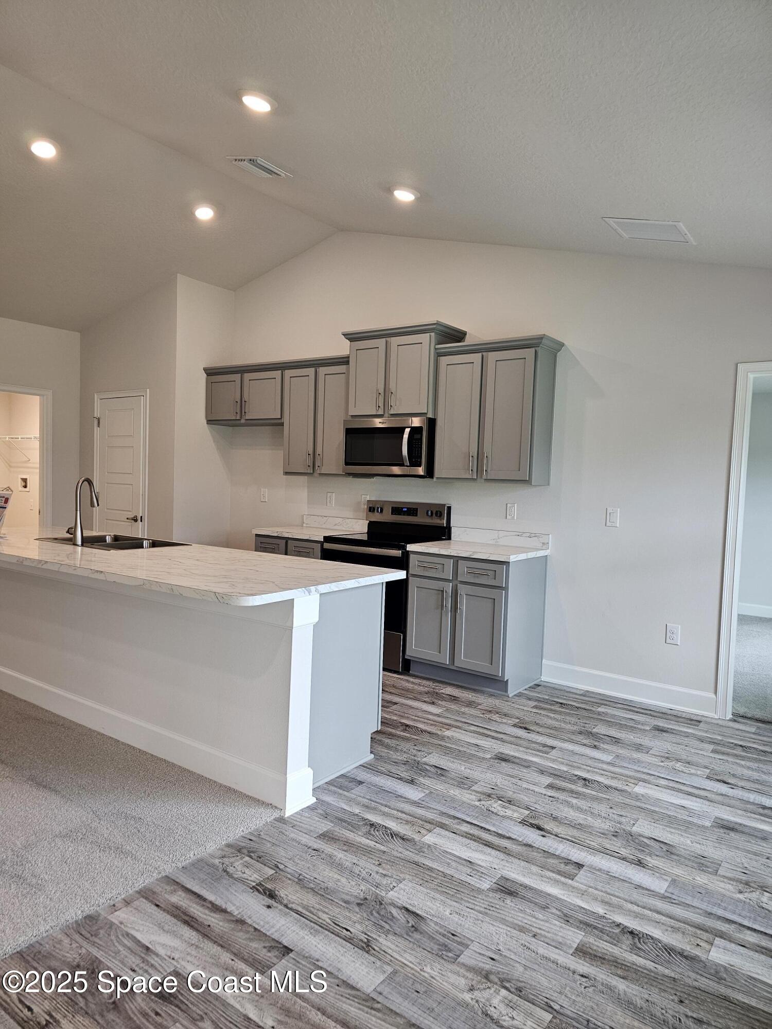 713 Degroodt Road SW