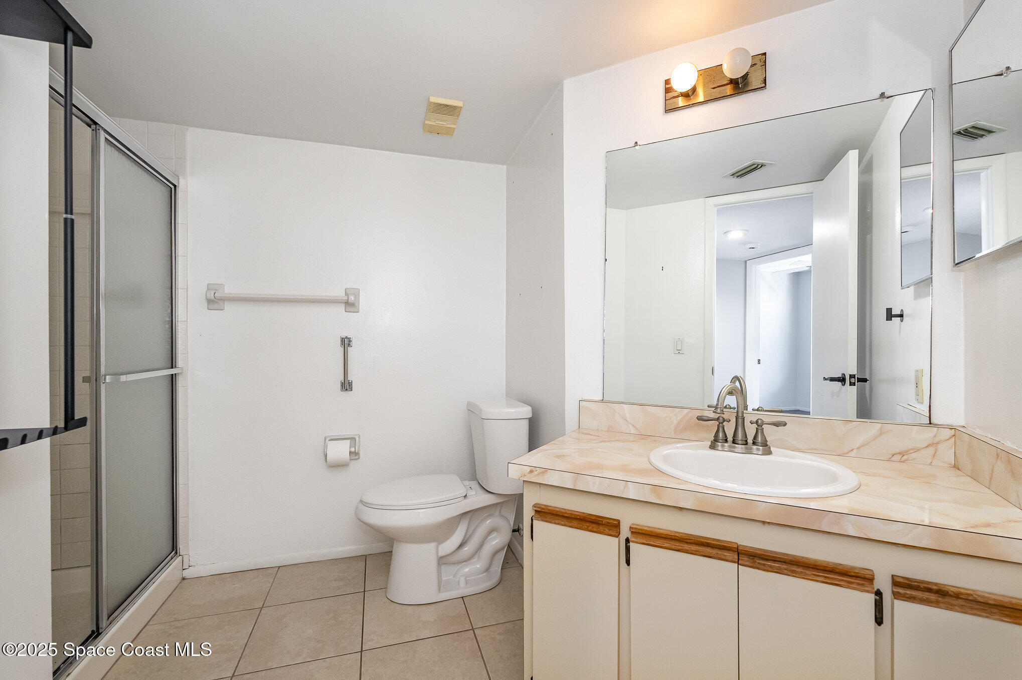 901 Sonesta Avenue NE, 204