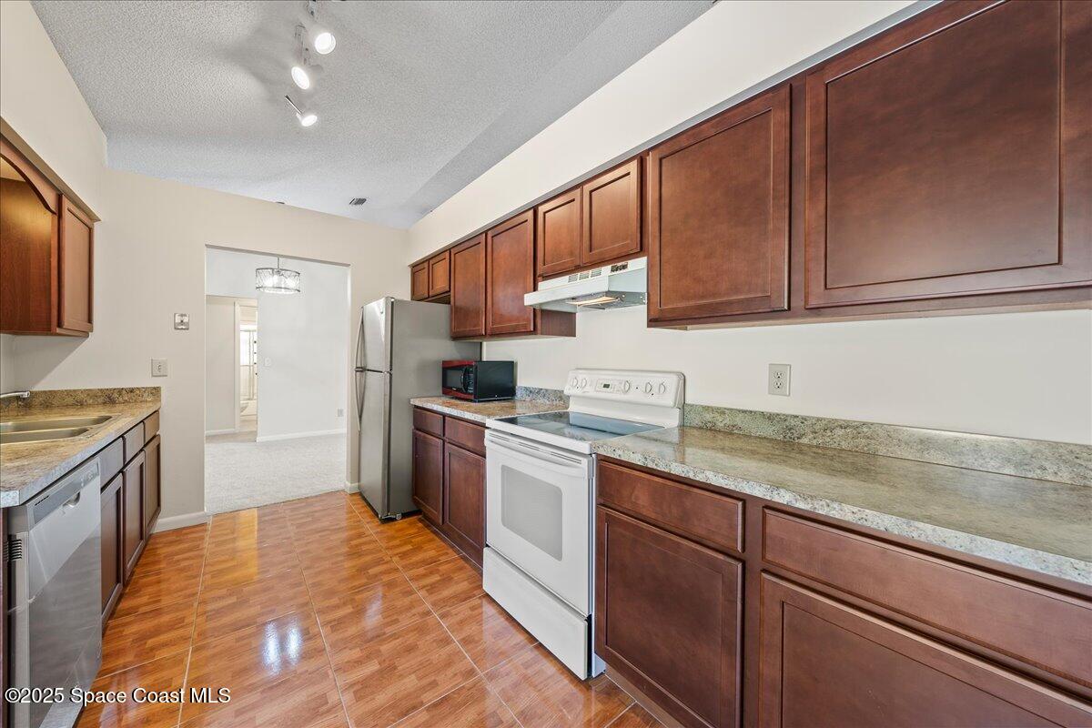 152 Donna Road NE
