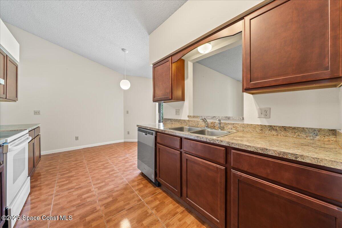 152 Donna Road NE