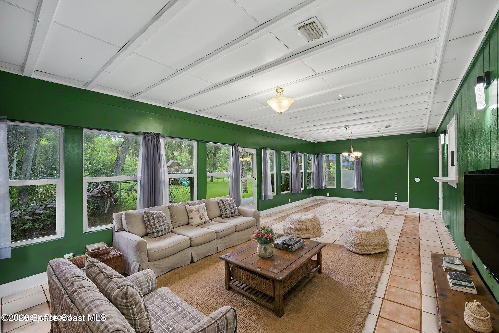 1808 Live Oak Drive N