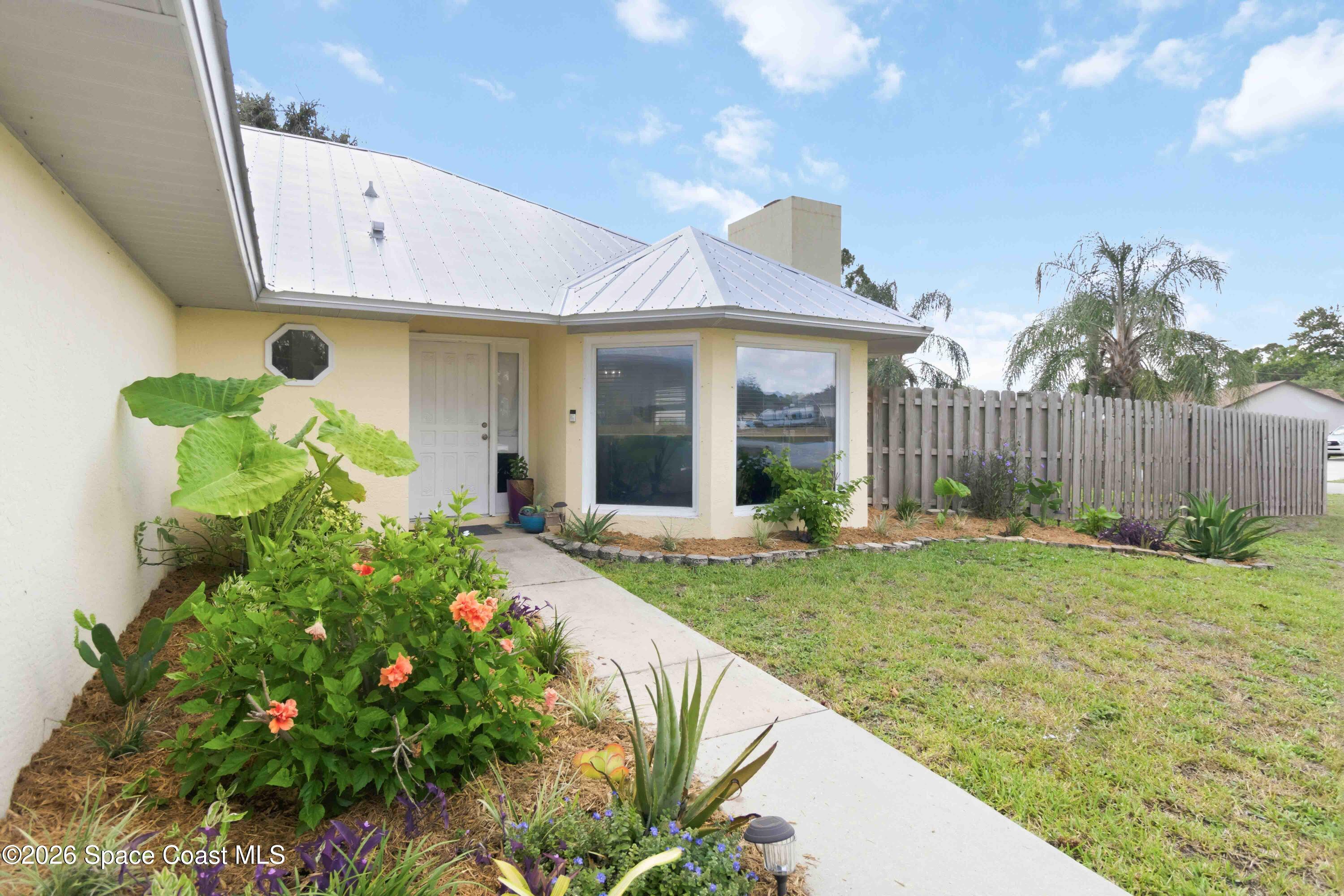 1211 Amish Place SE
