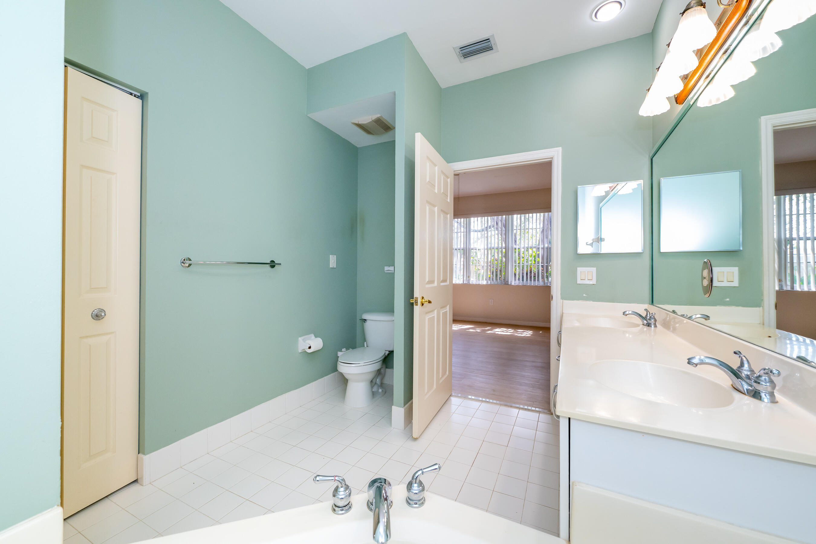 2590 E Aragon Boulevard 2