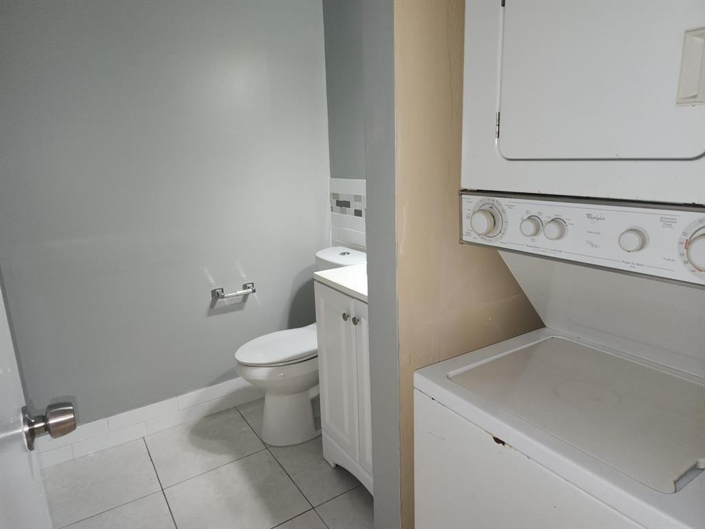 4174 Inverrary Drive 811