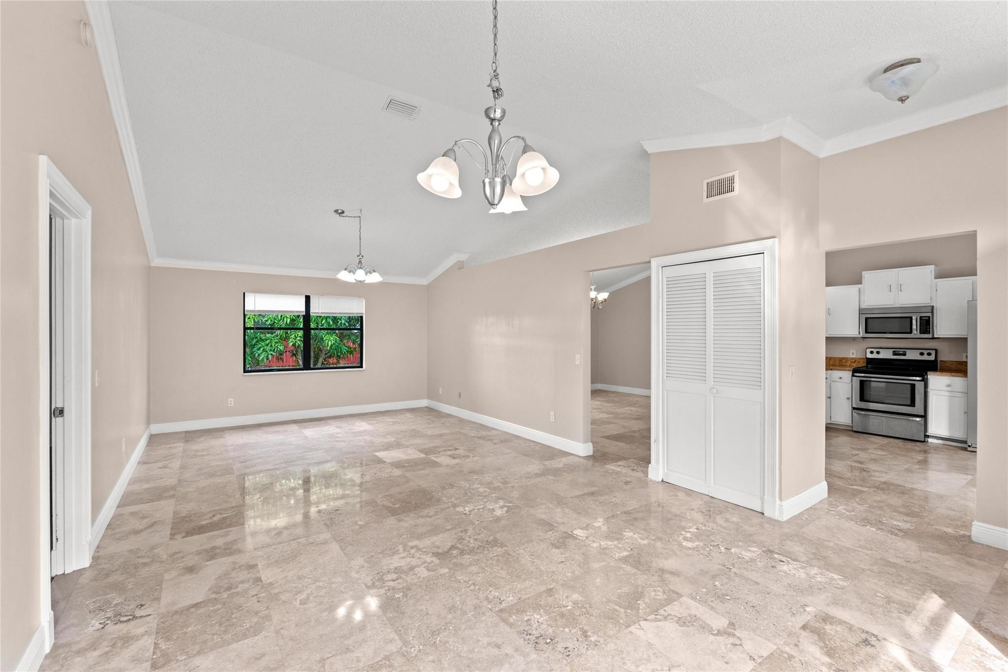 1822 SW Cecelia Ln