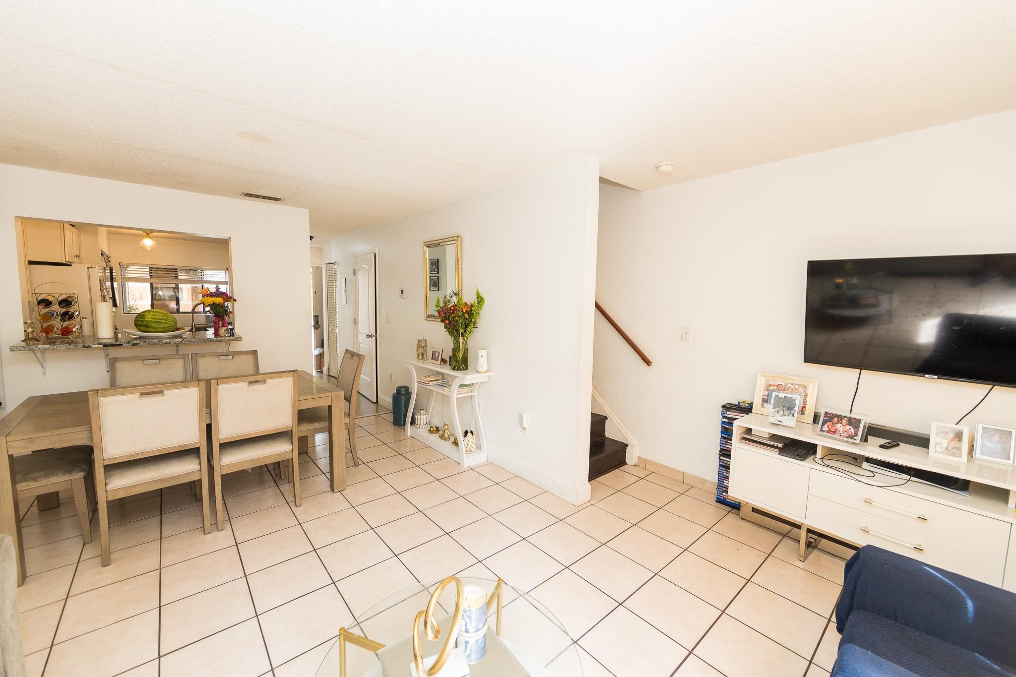 321 E Palm Cir E