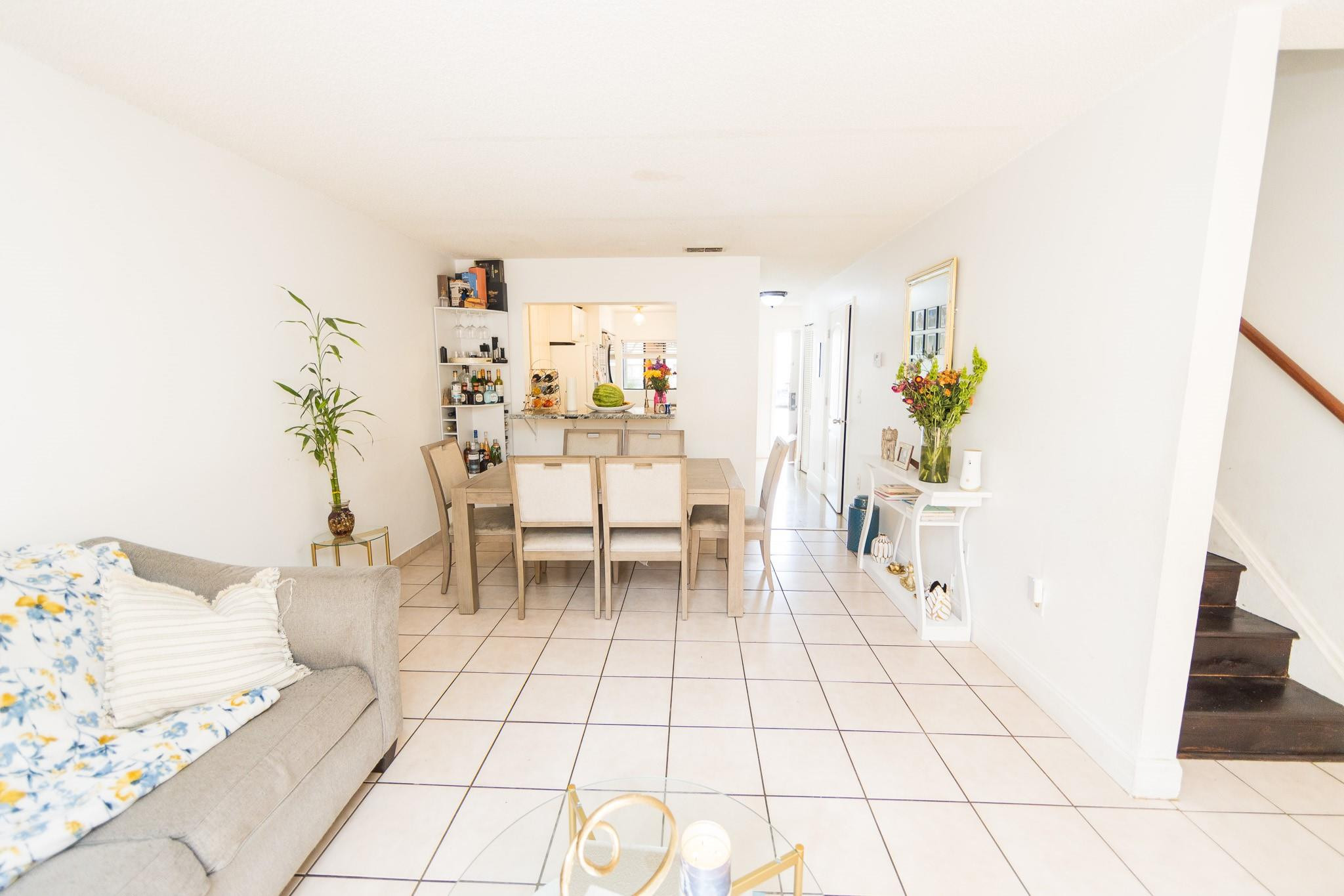 321 E Palm Cir E