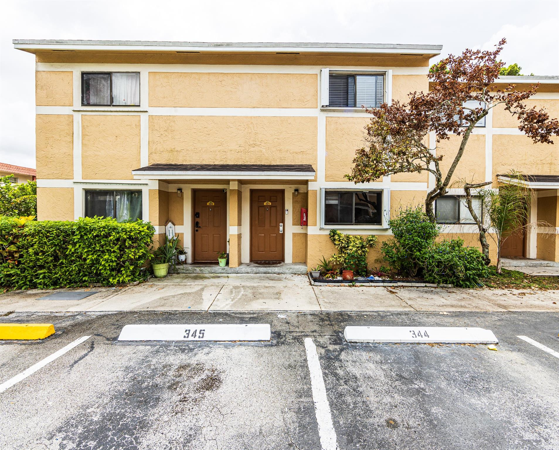 321 E Palm Cir E