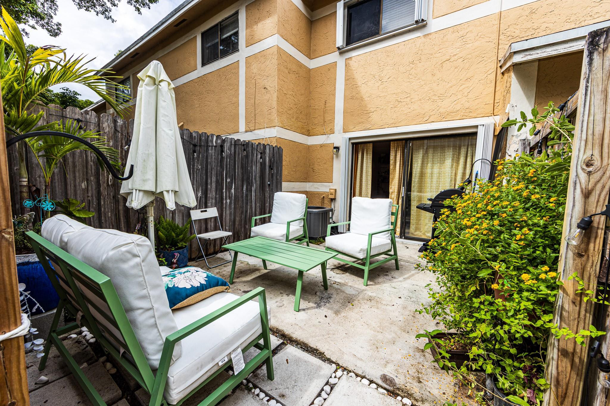321 E Palm Cir E
