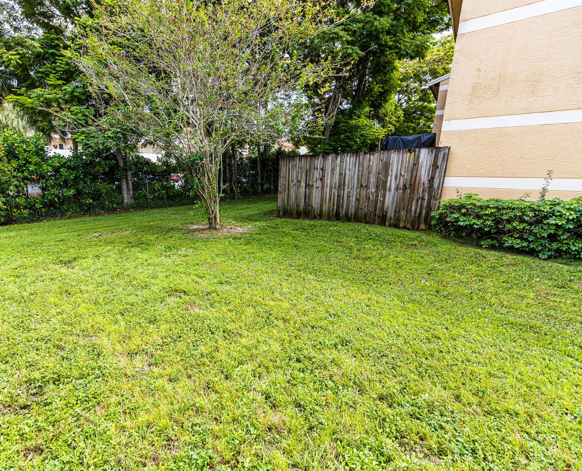 321 E Palm Cir E