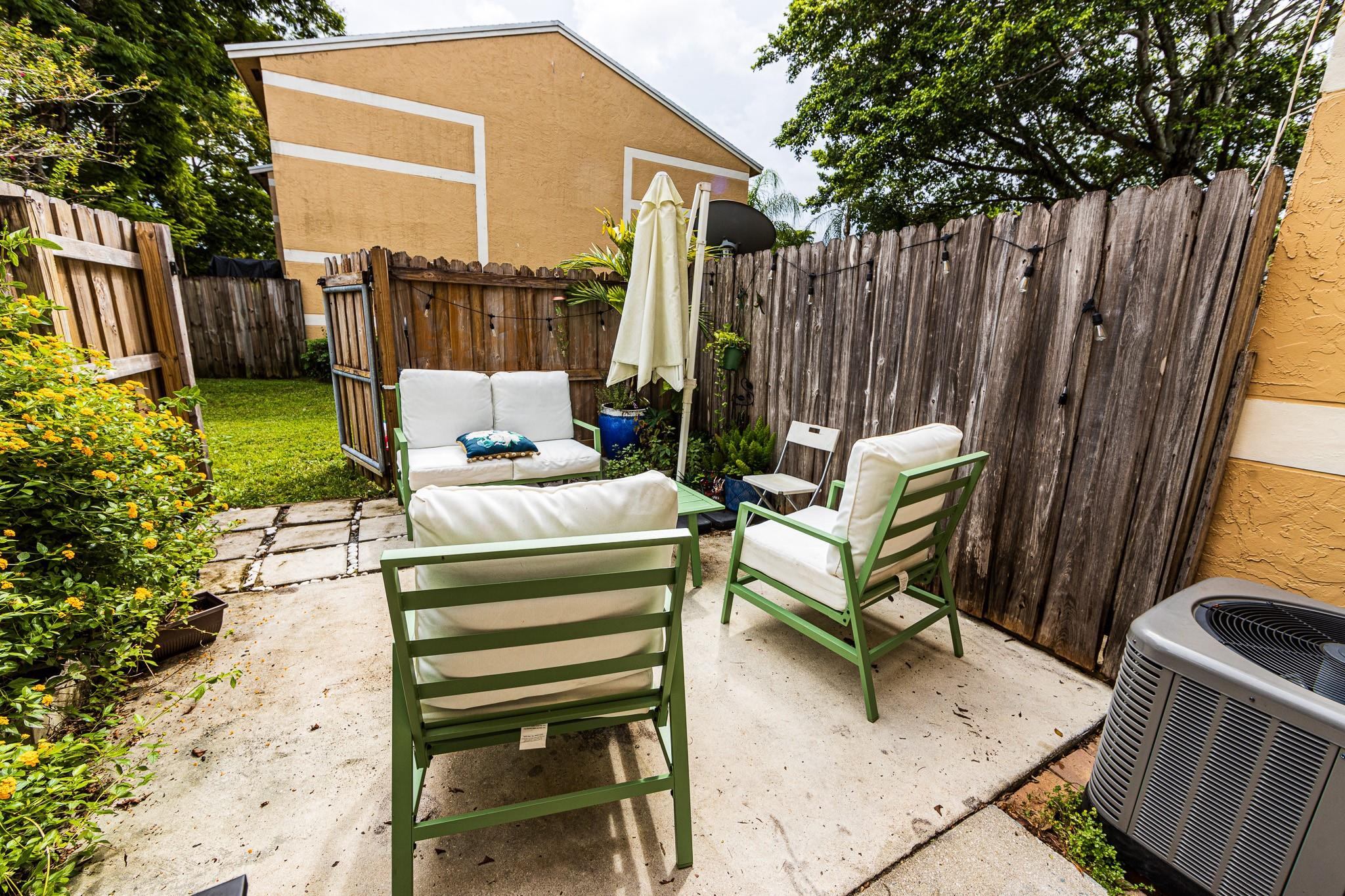 321 E Palm Cir E
