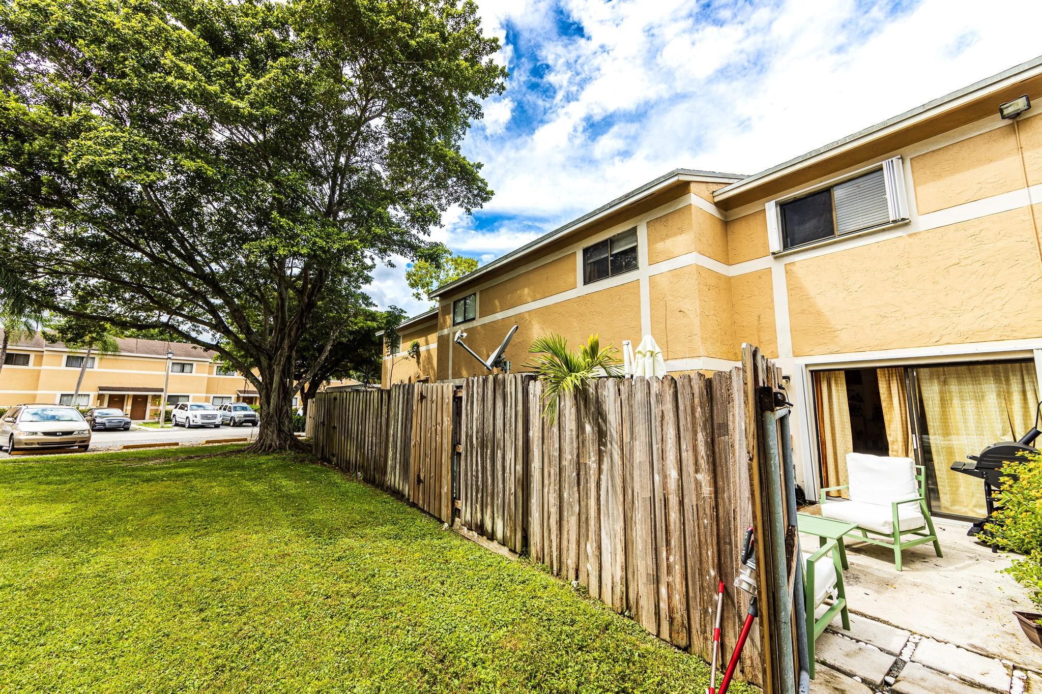 321 E Palm Cir E
