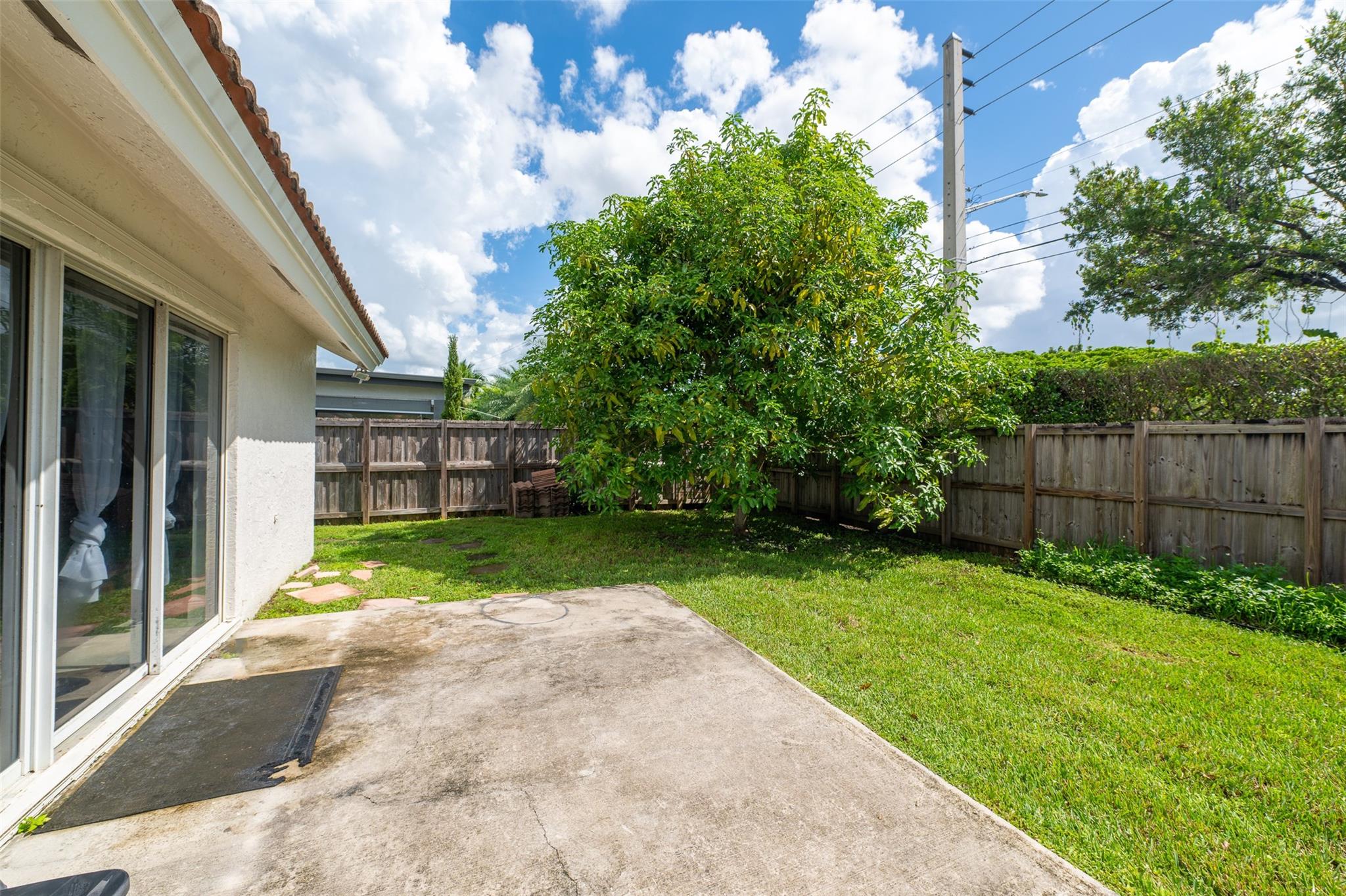 1049 NW 161ST AV