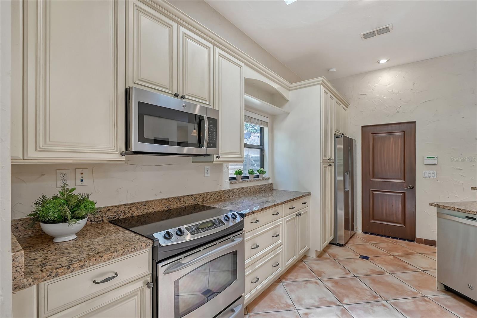 5037 80TH AVENUE PLZ E