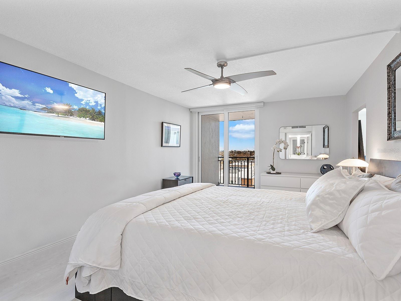 4822 OCEAN BLVD #10E