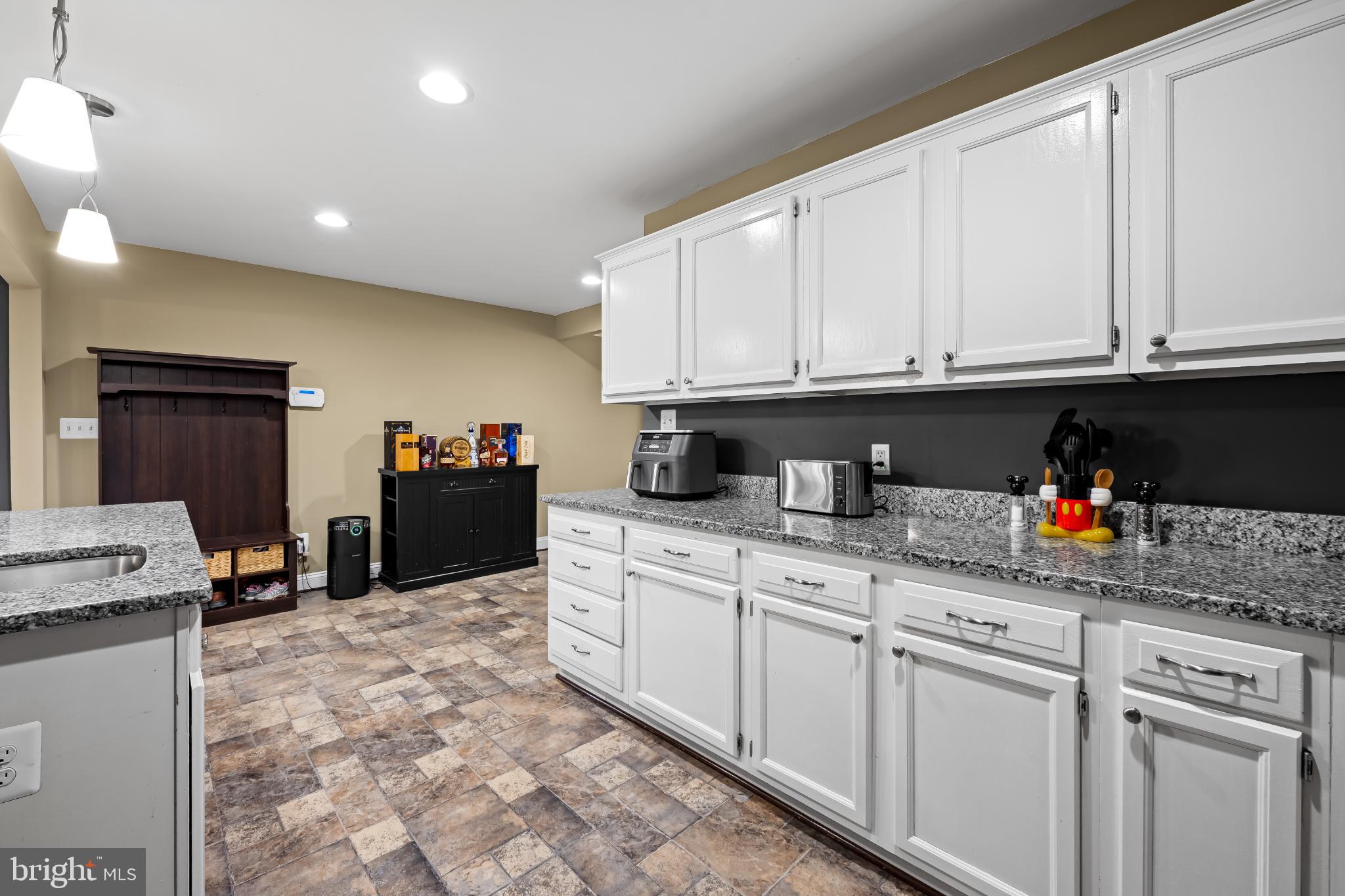 1376 W JARRETTSVILLE ROAD