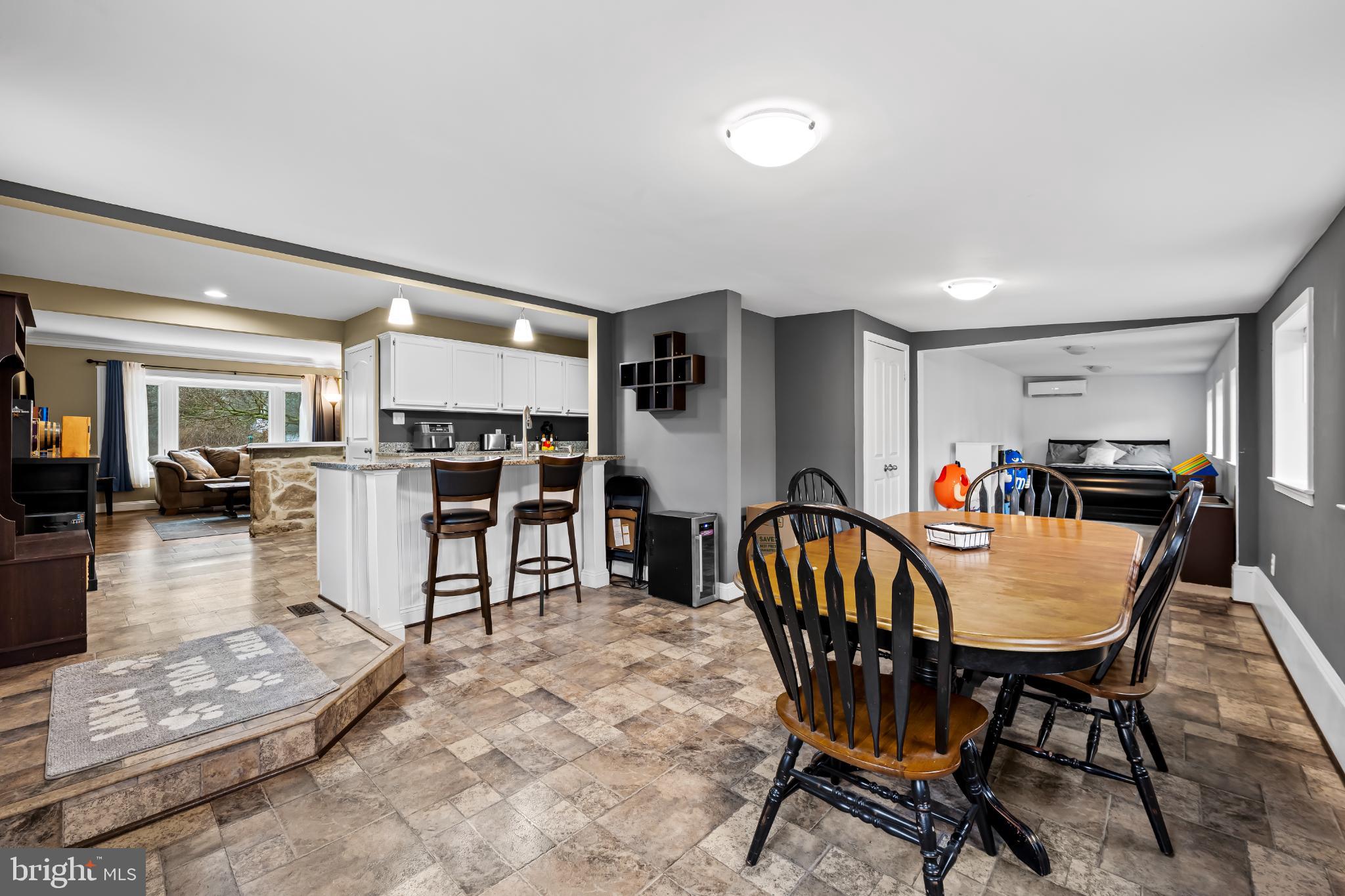 1376 W JARRETTSVILLE ROAD