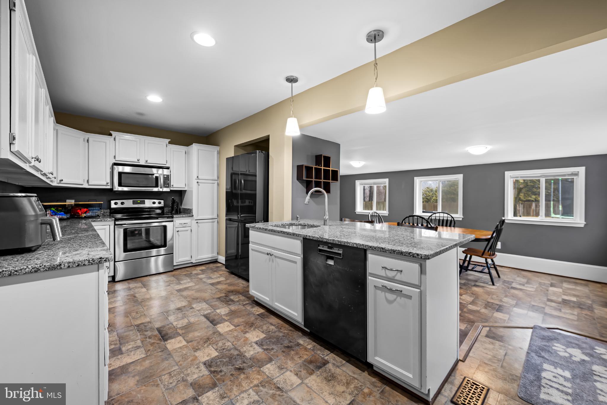 1376 W JARRETTSVILLE ROAD