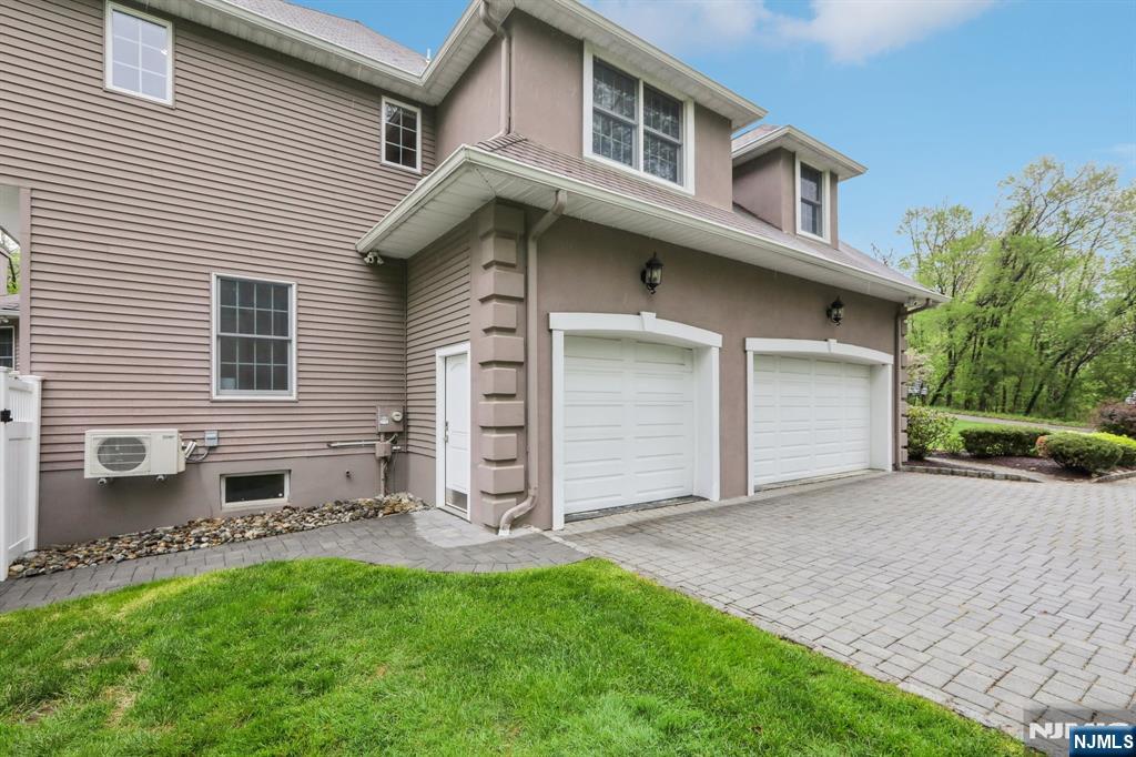 15 Amira Lane