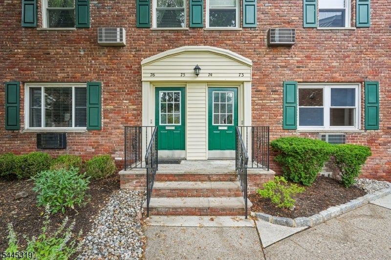79 Roseland Ave 73