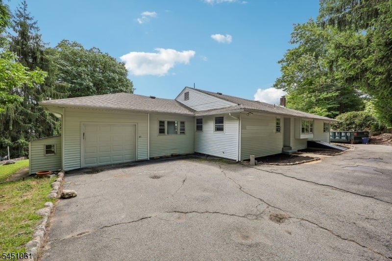 33 Lotz Ave