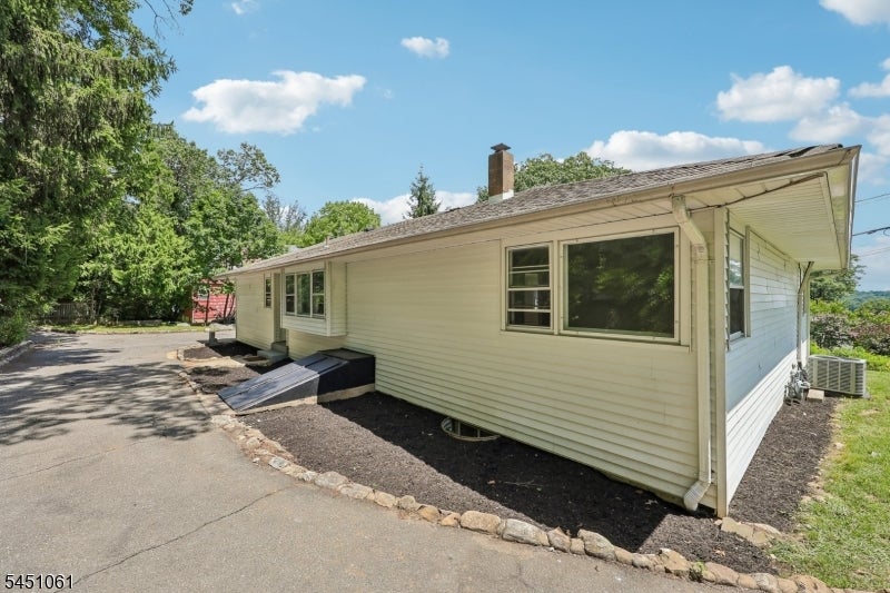 33 Lotz Ave