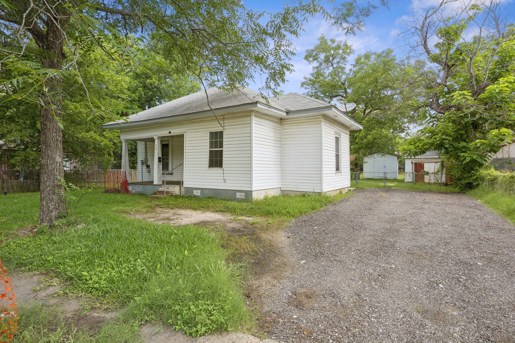909 E High Street