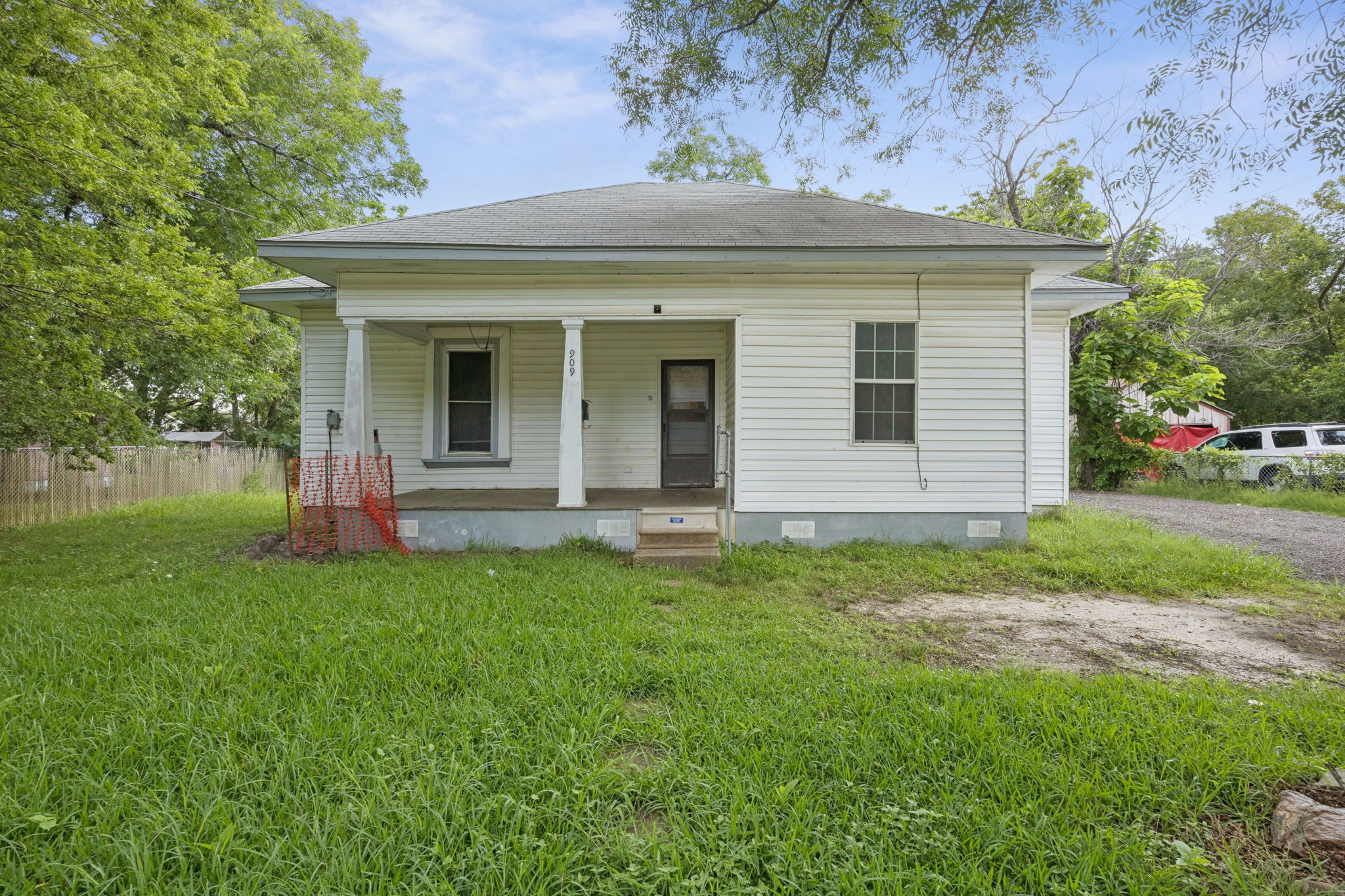 909 E High Street
